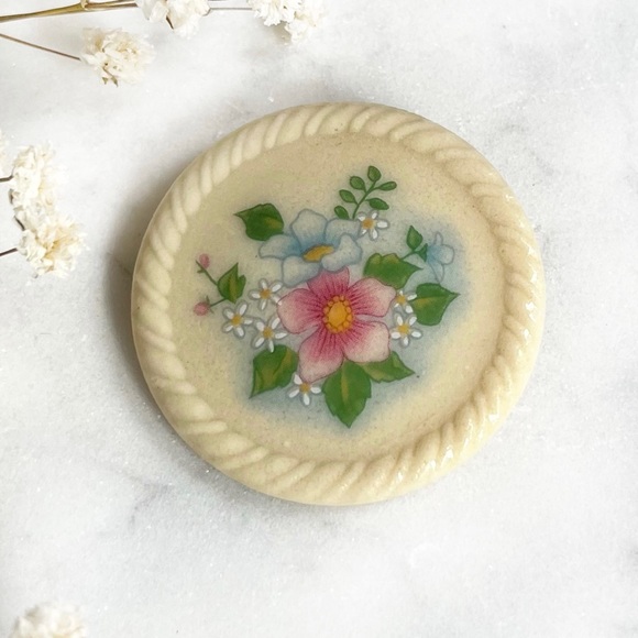Vintage 80’s Avon Floral Ceramic Brooch Pin - Picture 1 of 8
